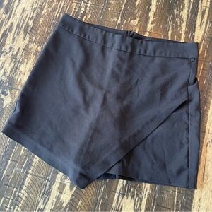 MUST HAVE 💕 Black Symmetrical Skort / Short - SMALL